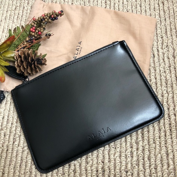 Alaia Handbags - NWOT‼️ Alaïa leather pouch ⚫️❤️
